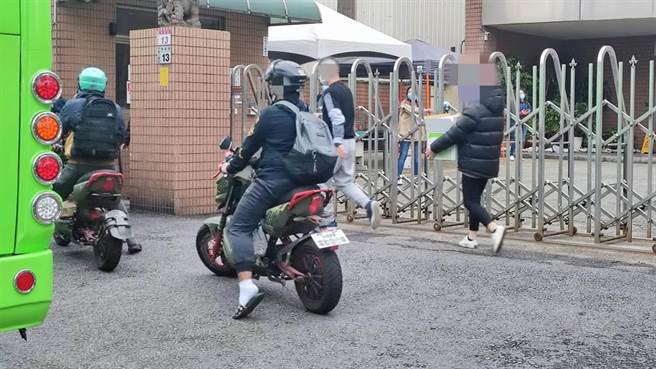 桃园市中坜区1电子厂5员工确诊，因此全部员工陆续到集中检疫所。（赖佑维摄）
