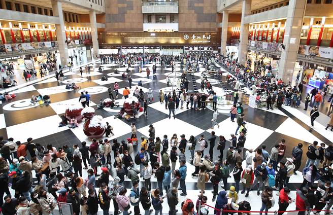 2000萬莫德納疫苗何時到？衛福部長陳時中給答案：會有新的再來。圖為台北車站大廳提供接種莫德納第二劑。(陳俊吉攝)