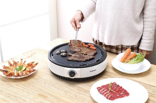 康寧 Snapware SEKA多功能電烤盤，定價3980元，附平煎烤盤。（康寧餐具提供）