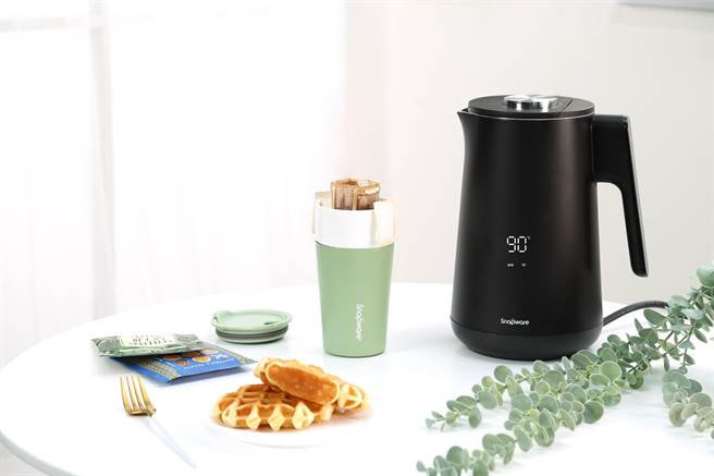 康寧Snapware SEKA 智慧控溫恆溫電熱水壺，定價3500元。（康寧餐具提供）