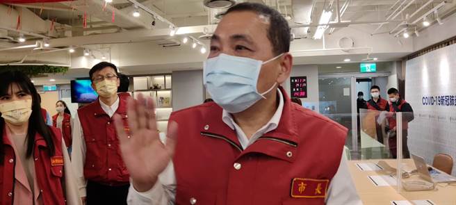 新北市長侯友宜說，距離放寒假很快，現在最重要守住疫情，讓孩子能安心在學校上課。(陳慰慈攝)