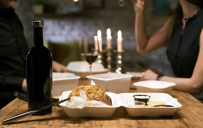 北市衛生局表示，案17572於信義區餐飲業工作，已通知職場清消，同職場員工4人匡列居隔，擴大採檢6人，合計10人採檢中，將停業14天，發病前3天顧客14人已全數通知採檢。（圖／示意圖，達志影像）