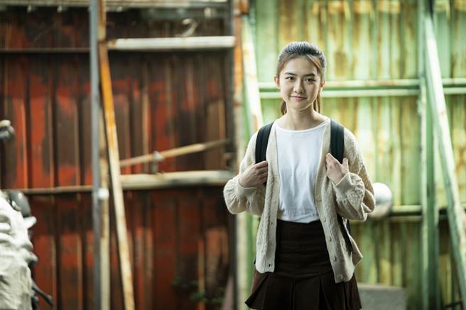 何思靜在電影《我吃了那男孩一整年的早餐》演出校花。（華映提供）