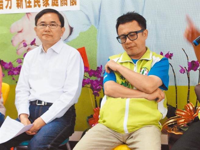 喻為「綠營在台東的兩顆太陽」的劉櫂豪（左）與賴坤成（右），兩人即使同框，也甚少互動。（本報資料照片）