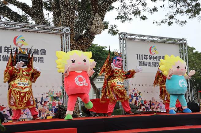 今全民运筹备处揭牌典礼上，吉祥物Miss Q和Mr.Q「太阳Q宝宝」与电音三太子一起热舞。（吕妍庭摄）