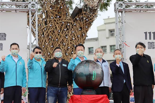 嘉义县长翁章梁与立委蔡易余、体育署组长吕忠仁、体育总会会长叶政彦、中华奥会副主席蔡赐爵等人一起宣布民国111年全民运筹备处成立。（吕妍庭摄）
