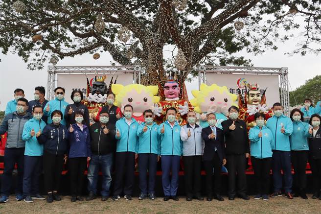 嘉义县长翁章梁与立委蔡易余、体育署组长吕忠仁、体育总会会长叶政彦、中华奥会副主席蔡赐爵等人一起宣布民国111年全民运筹备处成立。（吕妍庭摄）