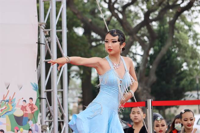 今揭牌仪式上，嘉义县舞蹈运动委员会带来精采竞赛示范表演。（吕妍庭摄）