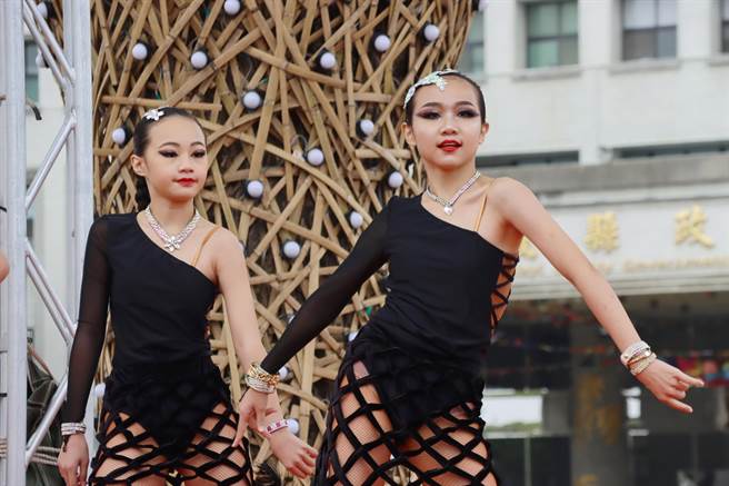 今揭牌仪式上，嘉义县舞蹈运动委员会带来精采竞赛示范表演。（吕妍庭摄）