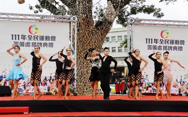 今揭牌仪式上，嘉义县舞蹈运动委员会带来精采竞赛示范表演。（吕妍庭摄）