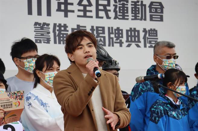 《太阳之都》主唱杨肃浩是新生代台语民谣歌手，歌词交织台、国、英、邹族语等，别有韵味。（吕妍庭摄）