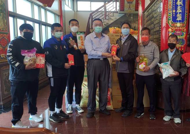 台南市官田区慈圣宫年终送暖，由主委陈俊铭（中）代表发送中低收入户红包及物资、官田国小弱势童课辅经费、阳明工商篮球队奖助学金。（刘秀芬摄）