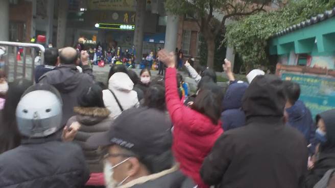 桃園市中壢區某國小附設幼兒園有學生確診，校方下午全面停課，校門口塞爆家長趕著接孩子回家。（賴佑維攝）