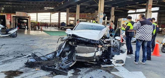 賓士車車頭撞爛，20歲吳姓駕駛傷重昏迷，失去意識，送醫急救中。（謝瓊雲攝）