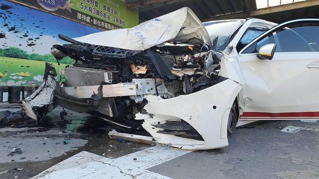賓士車車頭撞爛，20歲吳姓駕駛傷重昏迷，失去意識，送醫急救中。（謝瓊雲攝）