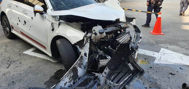 賓士車車頭撞爛，20歲吳姓駕駛傷重昏迷，失去意識，送醫急救中。（謝瓊雲攝）