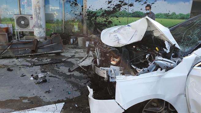 賓士車車頭撞爛，20歲吳姓駕駛傷重昏迷，失去意識，送醫急救中。（謝瓊雲攝）