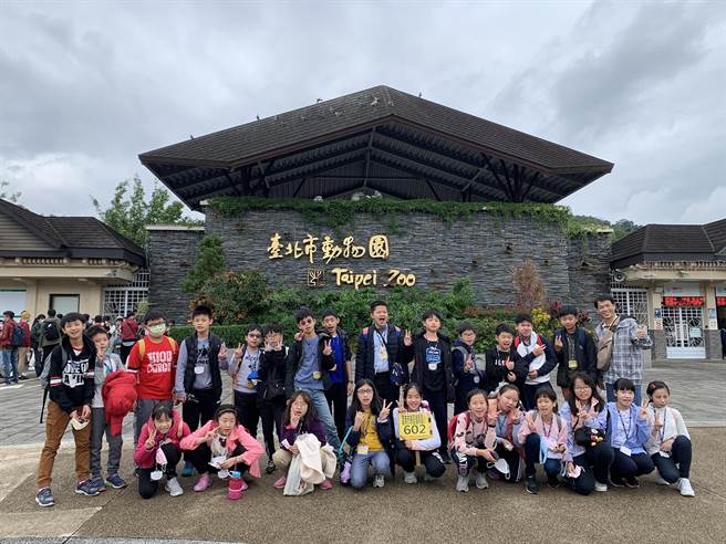 Omicron疫情逐漸擴大，台南市政府教育局11日緊急宣布，即日起各校戶外教育活動暫緩跨縣市移動。圖為台南市東區復興國小前往台北市畢業旅行。（教育局提供／洪榮志台南傳真）