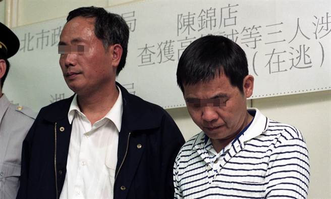 1999年5月11日，公车司机陈杉松命案，内湖分局宣布破案，逮捕嫌犯陈锦店(左)与高佑诚(右)，另一嫌仍在逃。（中时资料照 季志翔摄） 