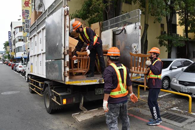 民眾年终大扫除，可联络清洁队到府清运大型家具。（南投县政府提供／廖志晃南投传真）