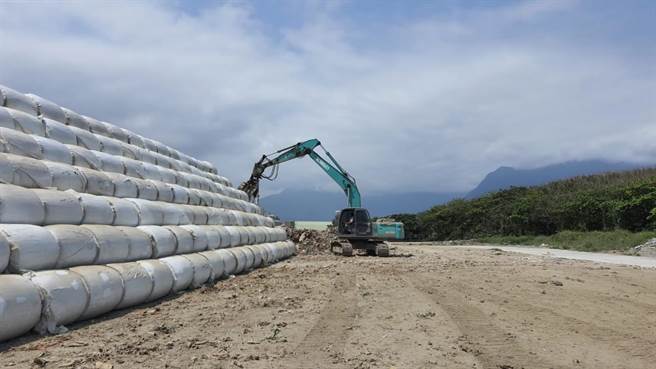 花莲县垃圾量增加，且受限宜兰焚化炉再次减收，环保局今年持续实施真空打包因应，打包成品堆迭整齐。（花莲县环保局提供／王志伟花莲传真）