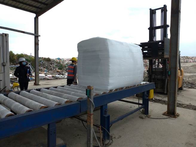 垃圾量无法消耗，环保局採用垃圾分类打包作业，垃圾经筛分后，以胶膜打包作业。（花莲县环保局提供／王志伟花莲传真）