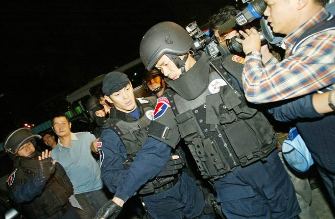 2005年11月24日，犯下耕读园枪击案等多起重大刑案的林明桦集团被警方一举破获，不过对峙谈判的过程中，差点因为电子媒体抢先连线播出而功亏一匮，就连嫌犯被押解出来之后各家媒体依然挤成一团，令警方寸步难行。（中时资料照 陈志源摄） 