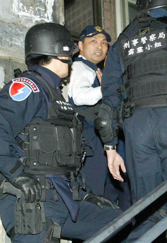 2005年11月24日晚间，林明桦强盗集团成员李嘉轩、黄博廷２４日晚间挟持被绑架的嘉义台商蔡明福，刑事局长侯友宜（中）亲自率上百名全副武装员警进行攻坚，歹徒最后被劝降，人质平安获救。（中时资料照 高政全摄） 