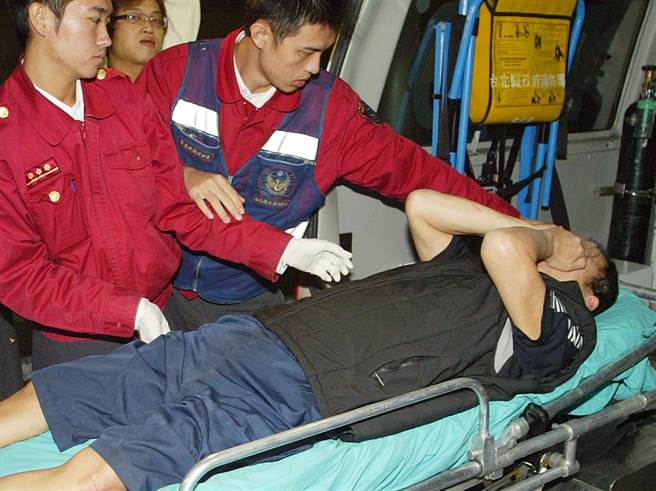 遭到林明桦犯罪集团绑架数十天并勒赎3亿的蔡姓台商平安获释，被送达淡水马偕医院时，双手掩面显得余悸犹存。（中时资料照 陈志源摄） 