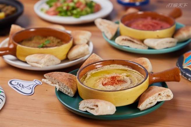 鹰嘴豆泥用麵包沾着细致的豆泥、橄榄油与香料，麦香混合着豆香，味道超搭！(图/行遍天下)