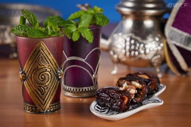 摩洛哥薄荷茶新鲜薄荷叶熬煮，清凉中带着些许甜味。(图/行遍天下)

