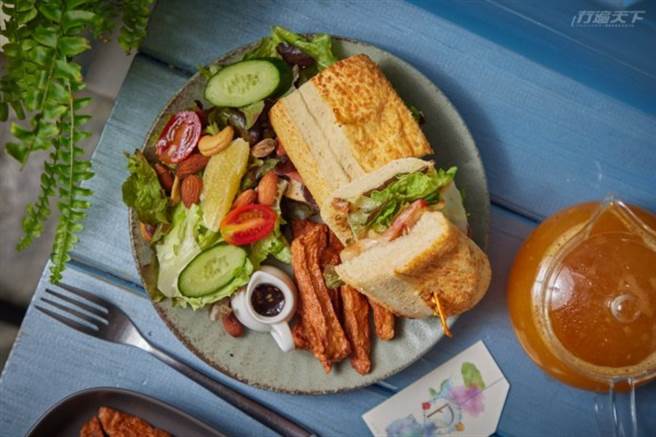 烟熏牛肉三明治：软法麵包搭配烟熏牛肉、欧姆蛋、莫扎瑞拉起士、新鲜莴苣坚果沙拉，还有好吃的百年老店甜不辣小点。(图/行遍天下)