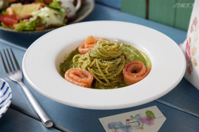 青酱熏鲑鱼义大利麵：浓郁的青酱，每一口都能嚐到松子的香气。(图/行遍天下)