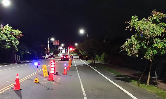 嘉義市警方路邊攔檢取締酒駕情形。（嘉義市警察局提供）