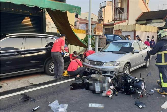 去年發生在興達路的酒駕肇事，嘉義市消防局救護人員搶救卡在車底的騎士。（讀者提供）