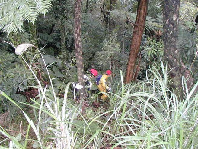 搜寻人员下山沟发现曾文贤尸首，已白骨化。（中时资料照 王贵郎摄） 