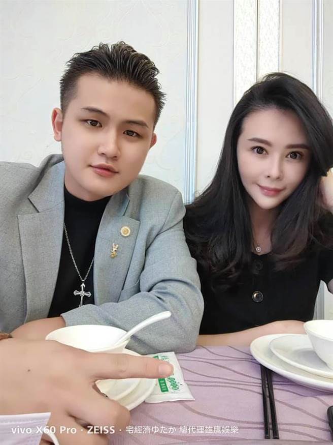 萧淑慎和老公一起拚事业。（图／FB@萧淑慎）