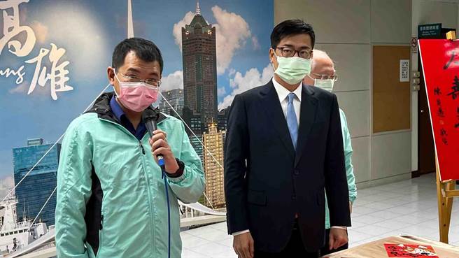 高雄市長陳其邁今下午舉行市政會議及防疫會議後，與衛生局簡任技正潘炤穎一起受訪。（柯宗緯攝）