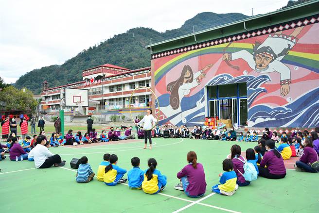 嘉磐慈善基金会岁末的爱心尾牙，爱疫情影响取消，但爱心不停歇，开出「万卷传爱」寒冬送暖慈善行动列车前进松鹤部落。（嘉磐慈善基金会提供／卢金足台中传真）