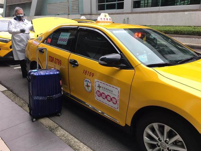 （桃园机场加强防疫，即日起至1月23日，机场防疫车辆专责载运入境旅客至检疫居所，不提供一般民眾搭车。图／桃园机场公司提供）
