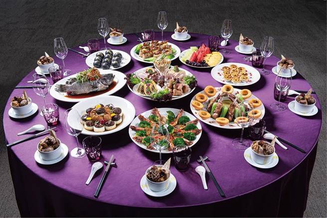 （南港老爷行旅除夕围炉专案，10人桌菜内容很丰盛。图／南港老爷行旅提供）
