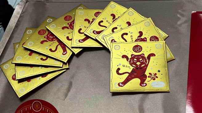 经发局版本的小红包为烫金版本，正面呈现Q版老虎在跳舞模样，还说「福气啦」，背面写「福虎生运」，打开来的2022字样上贴有1元铜板，下方则预告2022台湾灯会在高雄。（柯宗纬摄）