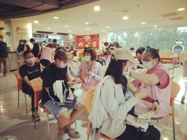 為提高疫苗施打率，屏縣加開施打站。(屏縣衛生局提供)