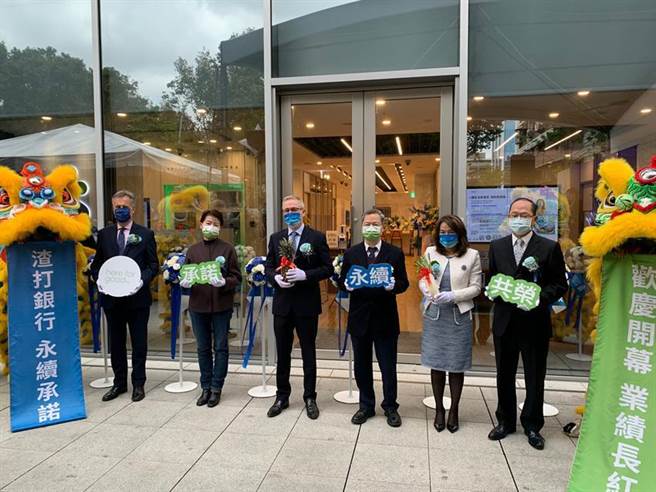 （渣打国际商业银行全新总行大楼暨营业部11日落成典礼，蓝绿色系传递永续概念。图／陈碧芬）