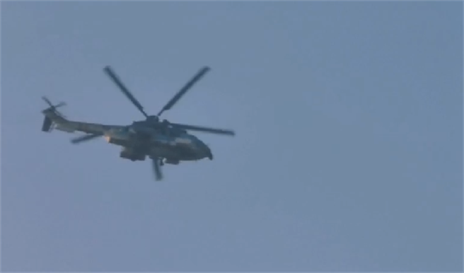 稍早搜救影片曝光，只見船隻與直升機來回在海面、上空來回搜索，岸邊也有不少民眾頻看向海面。（民眾提供）