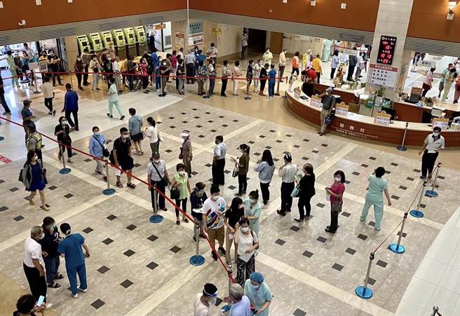 成大医院宣布15日开打莫德纳第三剂疫苗。（成大医院提供／程炳璋台南传真）