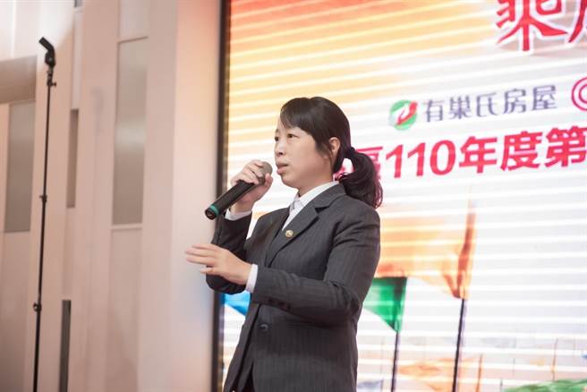 有巢氏房屋青埔A18高铁加盟店店东李佳桦，为房仲业少数的女性创业者，带领6间加盟店缔造5.2亿元的惊人成绩。(图/永庆房产集团提供)