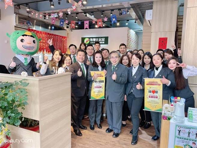 永庆房产集团让李佳桦(右三)可以在职场上独当一面，为自己打造理想的工作模式，创造出新世代女性的风采！(图/永庆房产集团提供)