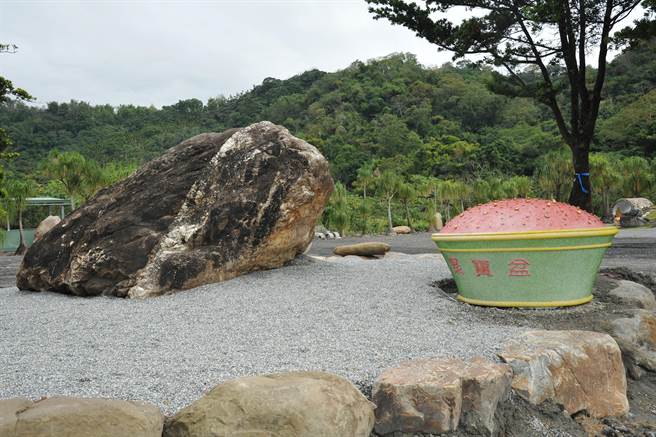 熊帷盛表示，蟾蜍巨石是南投縣議會副議長潘一全在南投山區所發現，因為他與土地公結緣，就打電話給他請他去載，說要送給土地公，這塊蟾蜍巨石中達48公噸，台語有「賜你發」的寓意。(廟方提供／吳建輝南投傳真)