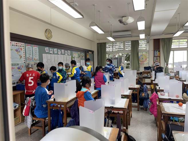 新北市教育局补充表示，教育部曾于去年10月取消学校用餐防疫隔板规定，新北市并未取消使用隔板。（新北市教育局提供）